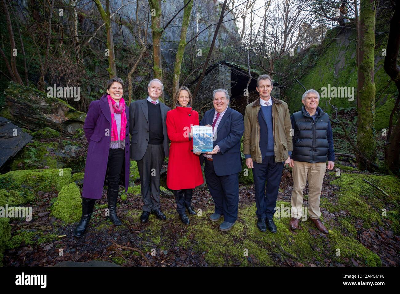 Sottoposto a embargo il 24 GENNAIO DI VENERDÌ 0001 (da sinistra a destra) il dottor Katheryn Roberts, il dottor David Gwyn (storico), il ministro del Patrimonio Helen Whatley, Cllr Gareth Thomas, il ministro del Galles britannico David Davies e l'operaio del museo di Slate David Roberts al museo di Slate gallese a Llanberis, Per segnalare la notizia che il paesaggio minerario di ardesia del Galles nordoccidentale potrebbe essere il prossimo sito patrimonio mondiale dell'UNESCO del Regno Unito. Foto Stock