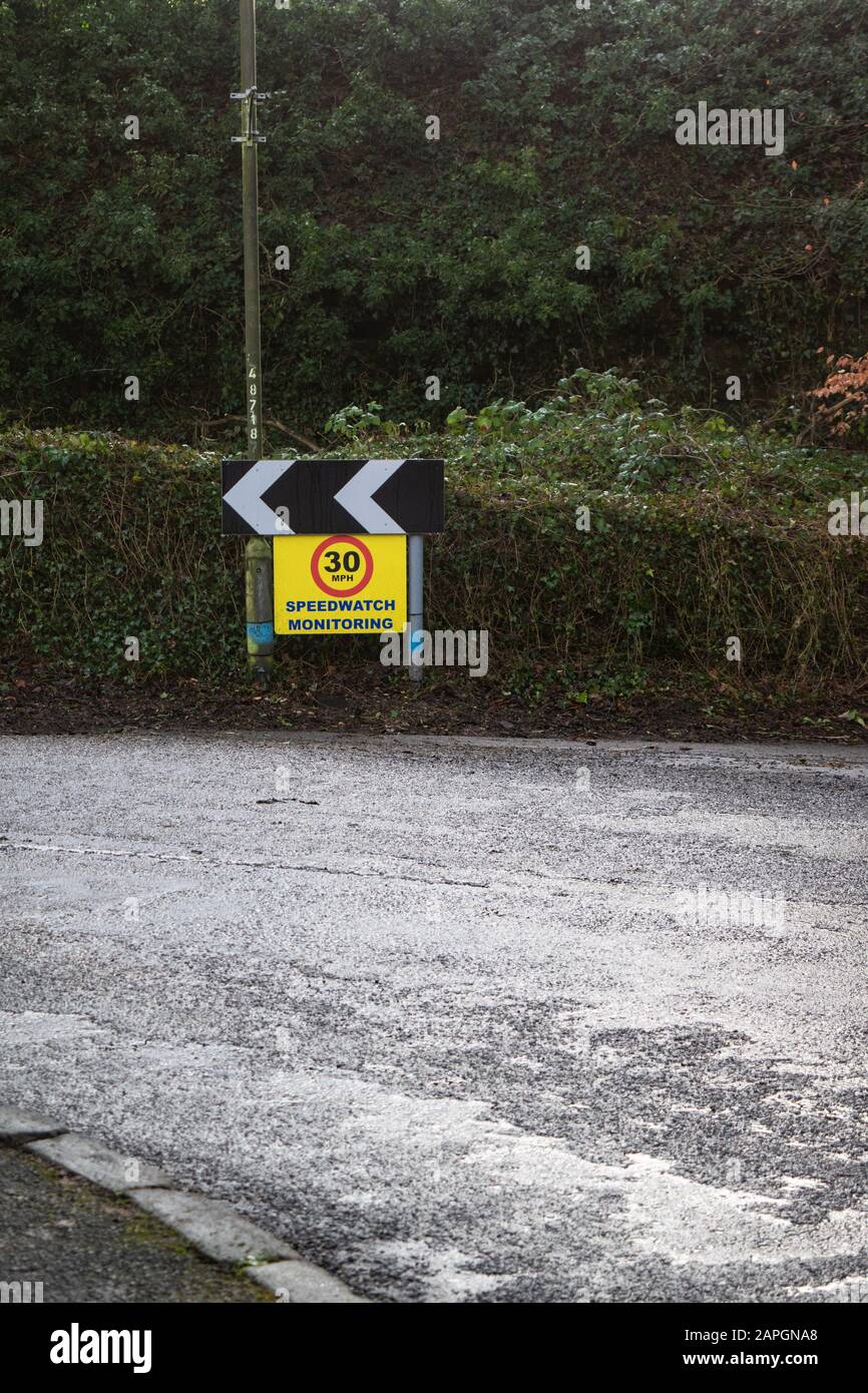 Segnale di monitoraggio della velocità nel villaggio di Heath, Derbyshire. Per avvisare i conducenti di mantenere una velocità di trenta miglia all'ora o inferiore. Foto Stock