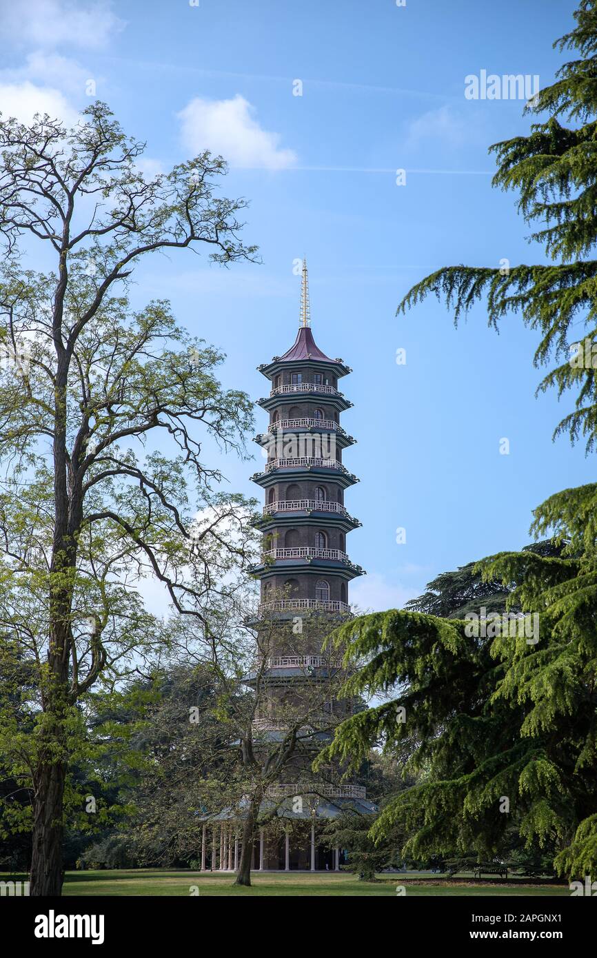 La Grande Pagoda ha girato da una distanza a Kew Gardens, Londra, Regno Unito Foto Stock