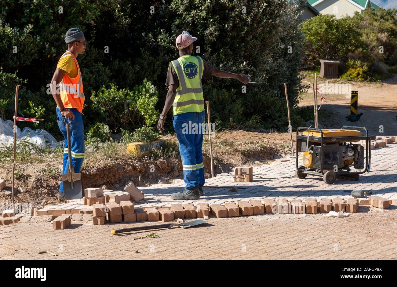 Rooiels, Capo Occidentale, Sud Africa. Dicembre 2019. Lavoratori che posano una strada di mattoni nella piccola frazione di Rooiels. Foto Stock