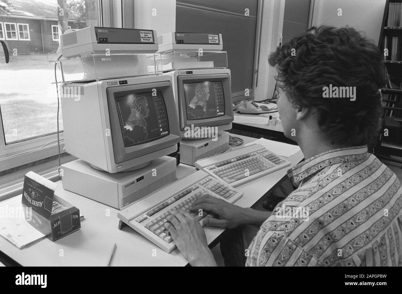 RIVM (Istituto Nazionale per la Sanità pubblica e l'igiene ambientale) a Bilthoven per quanto riguarda lo smogformation Descrizione: Schermi per computer che mostrano le concentrazioni misurate di inquinamento atmosferico Data: 13 giugno 1989 luogo: Bilthoven, Utrecht Parole Chiave: Dispositivi, monitor, computer, igiene ambientale Foto Stock