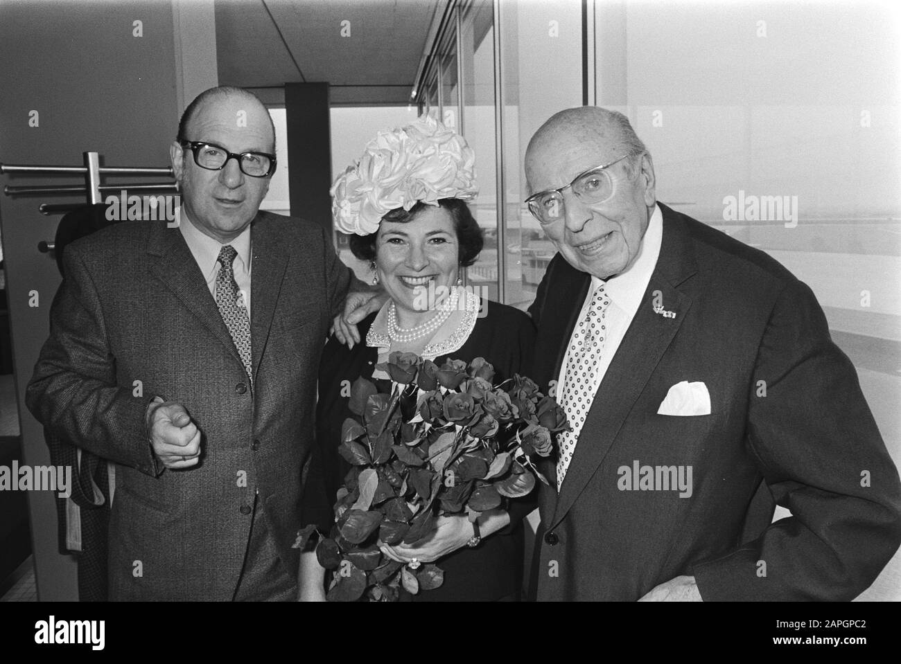 Compositore/Direttore Robert Stolz Parte Da Schiphol Data: 8 Ottobre 1970 Località: Noord-Holland, Schiphol Nome Persona: Stolz, Robert Foto Stock