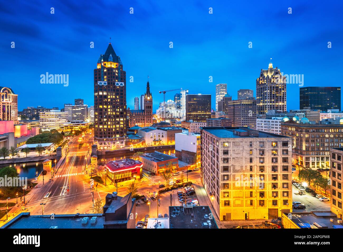 Milwaukee, Wisconsin, USA, città del centro di notte. Foto Stock