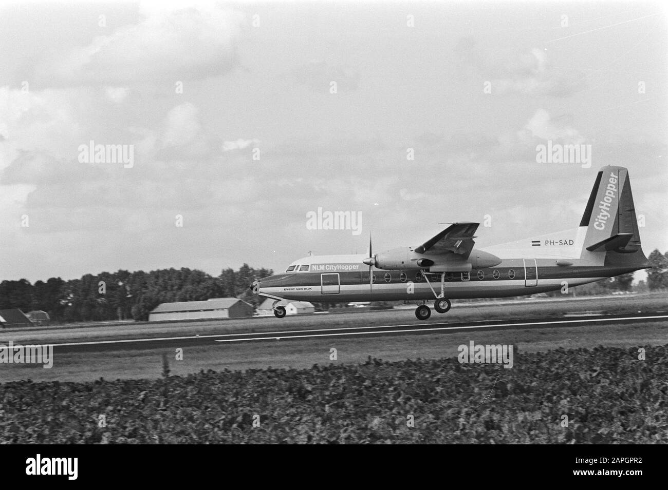 Concorde (aereo) di nuovo (seconda volta) a Schiphol; 5a, 6a: Atterraggio di KLM-Cityhopper (allevatore F27) Data: 14 agosto 1982 luogo: Noord-Holland, Schiphol Parole Chiave: Atterraggi, aereo Nome personale: Concorde Foto Stock