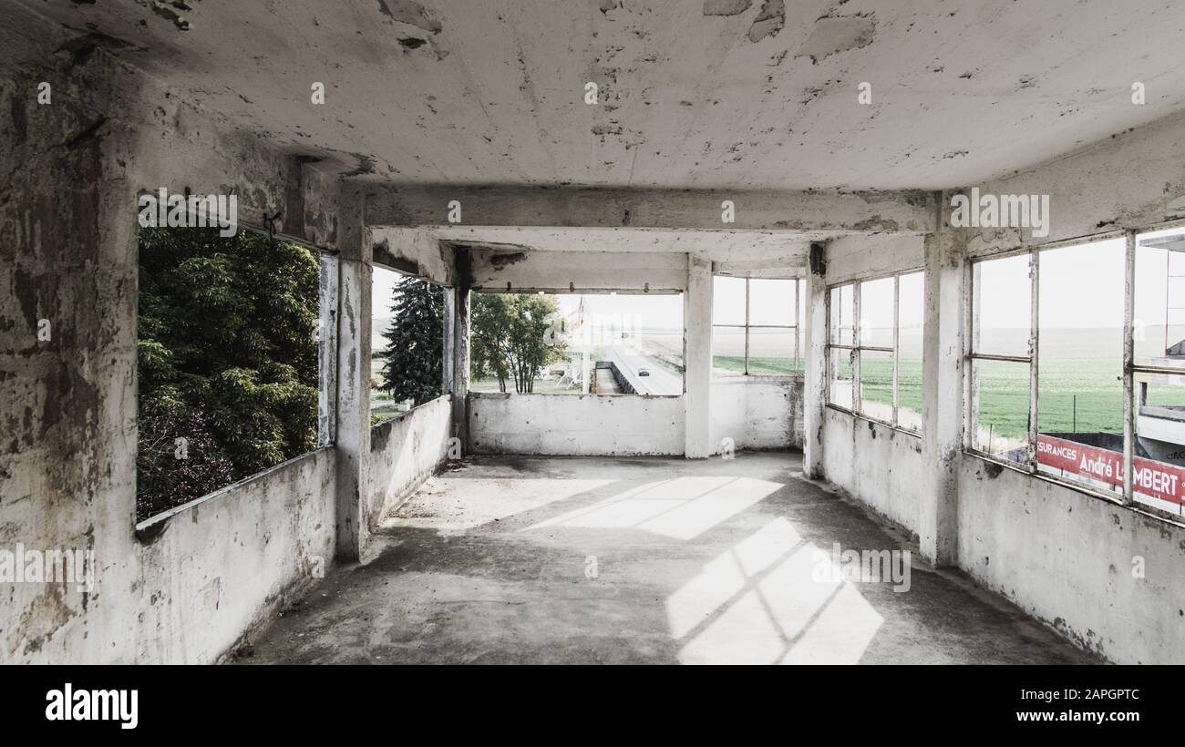 Pit Lane e pit-buildings del circuito francese di Formula Uno del Reims-Gueux del 1940, Francia - Agosto 7th 2019 Foto Stock