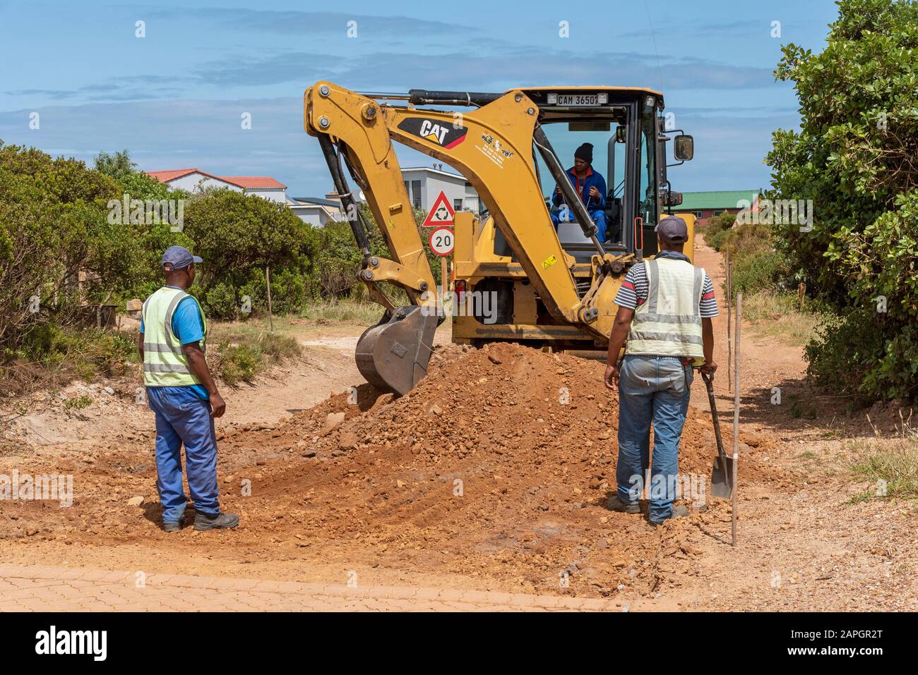 Rooiels, Capo Occidentale, Sud Africa. Dicembre 2019. I lavoratori preparano il terreno per posare una strada di mattoni nella piccola frazione di Rooiels. Foto Stock