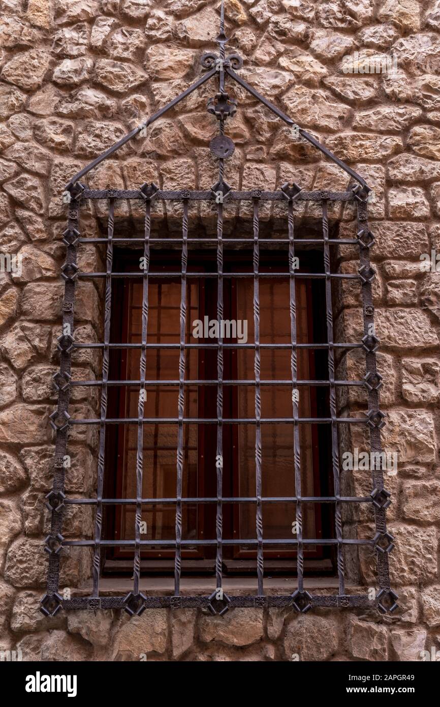 Rotaie in ferro medievale che proteggono una finestra in Albarracin Spagna Foto Stock