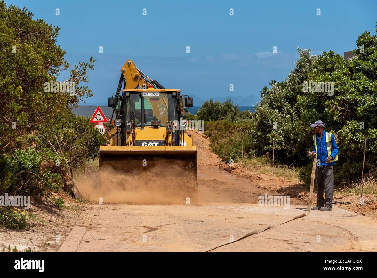 Rooiels, Capo Occidentale, Sud Africa. Dicembre 2019. I lavoratori preparano il terreno per posare una strada di mattoni nella piccola frazione di Rooiels. Foto Stock