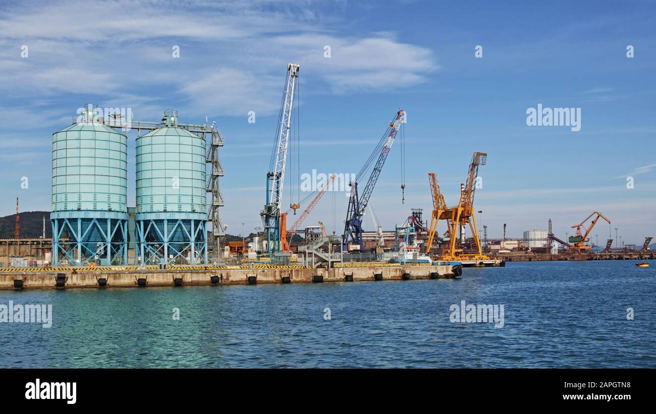 Vista del porto industriale di Piombino, Livorno, Toscana, Italia, Europa Foto Stock