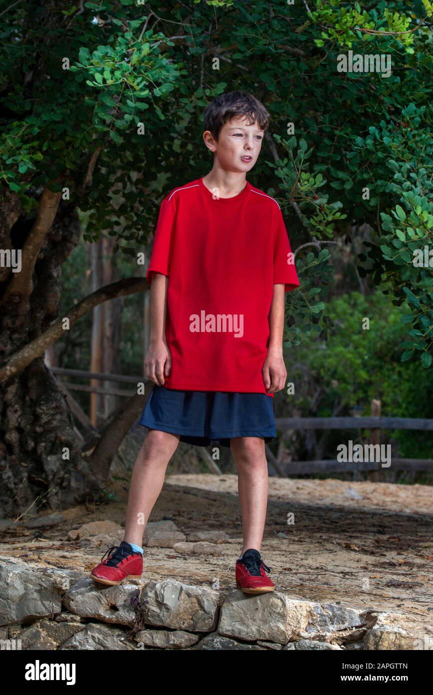 Ragazzo carino vestito e posato con abbigliamento sportivo Foto stock -  Alamy