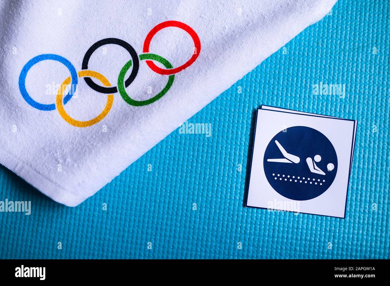 TOKYO, GIAPPONE, GENNAIO. 20. 2020: Pittogramma Beach Volleyball e anelli olimpici. Carta da parati originale per il gioco olimpico Foto Stock