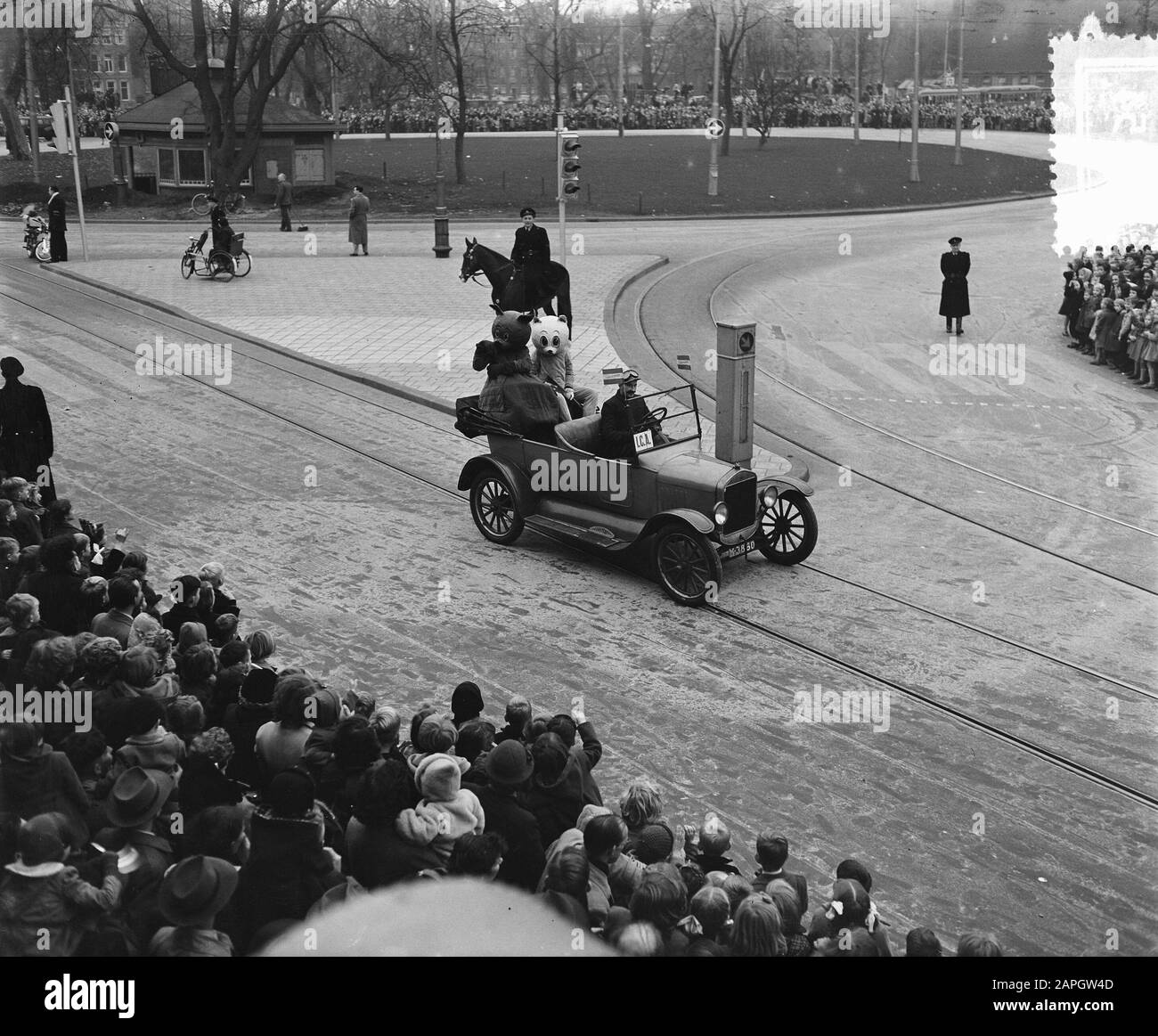 Arrivo Sint Nicholas Amsterdam, Suriname Data: 22 Novembre 1953 Luogo: Amsterdam, Noord-Holland Nome Personale: Sinterklaas Foto Stock