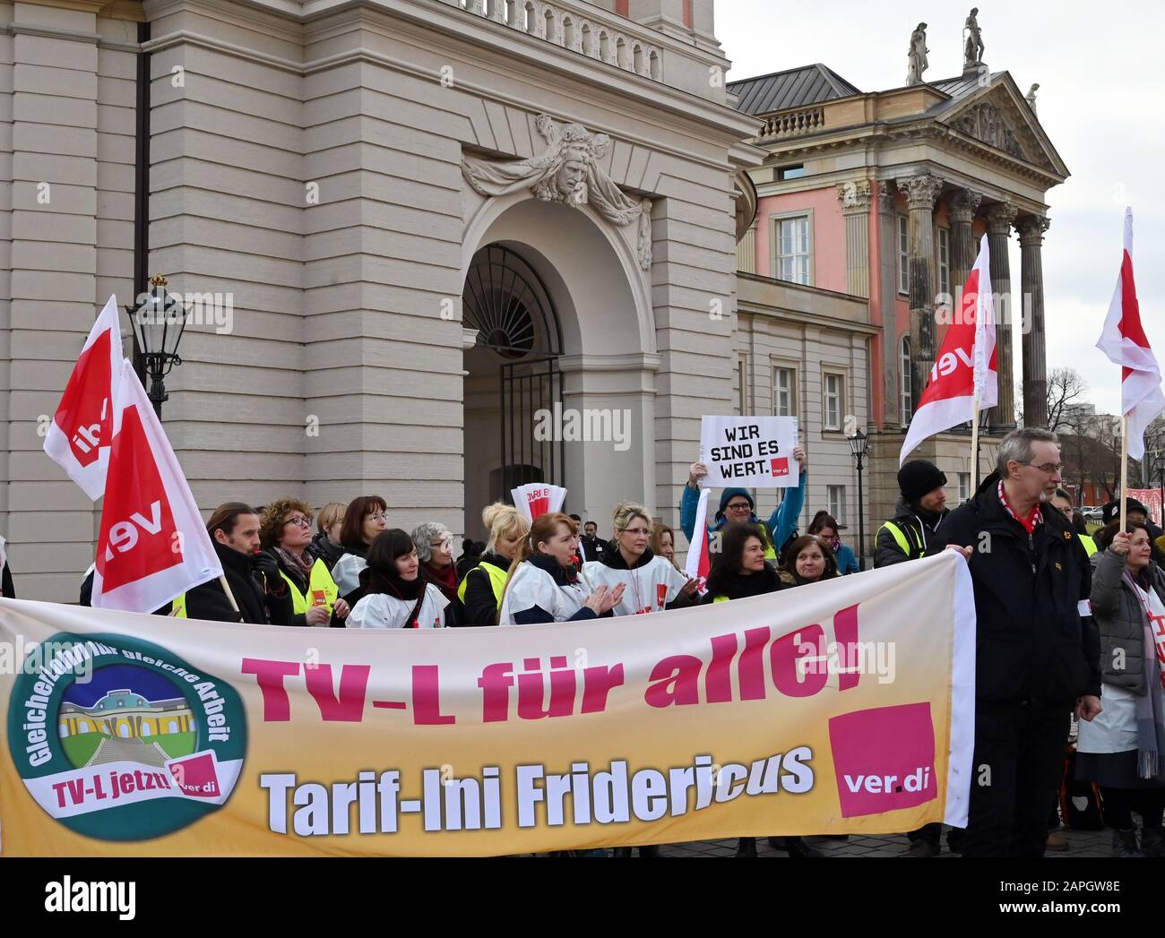 Potsdam, Germania. 23rd Gen 2020. I dipendenti del servizio visitatori del Schlösserstiftung dimostrano davanti al parlamento statale. Con il loro sciopero di avvertimento stanno chiedendo un contratto collettivo aziendale basato sul contratto collettivo del servizio pubblico degli stati federali. Credito: Bernd Settnik/dpa-Zentralbild/ZB/dpa/Alamy Live News Foto Stock