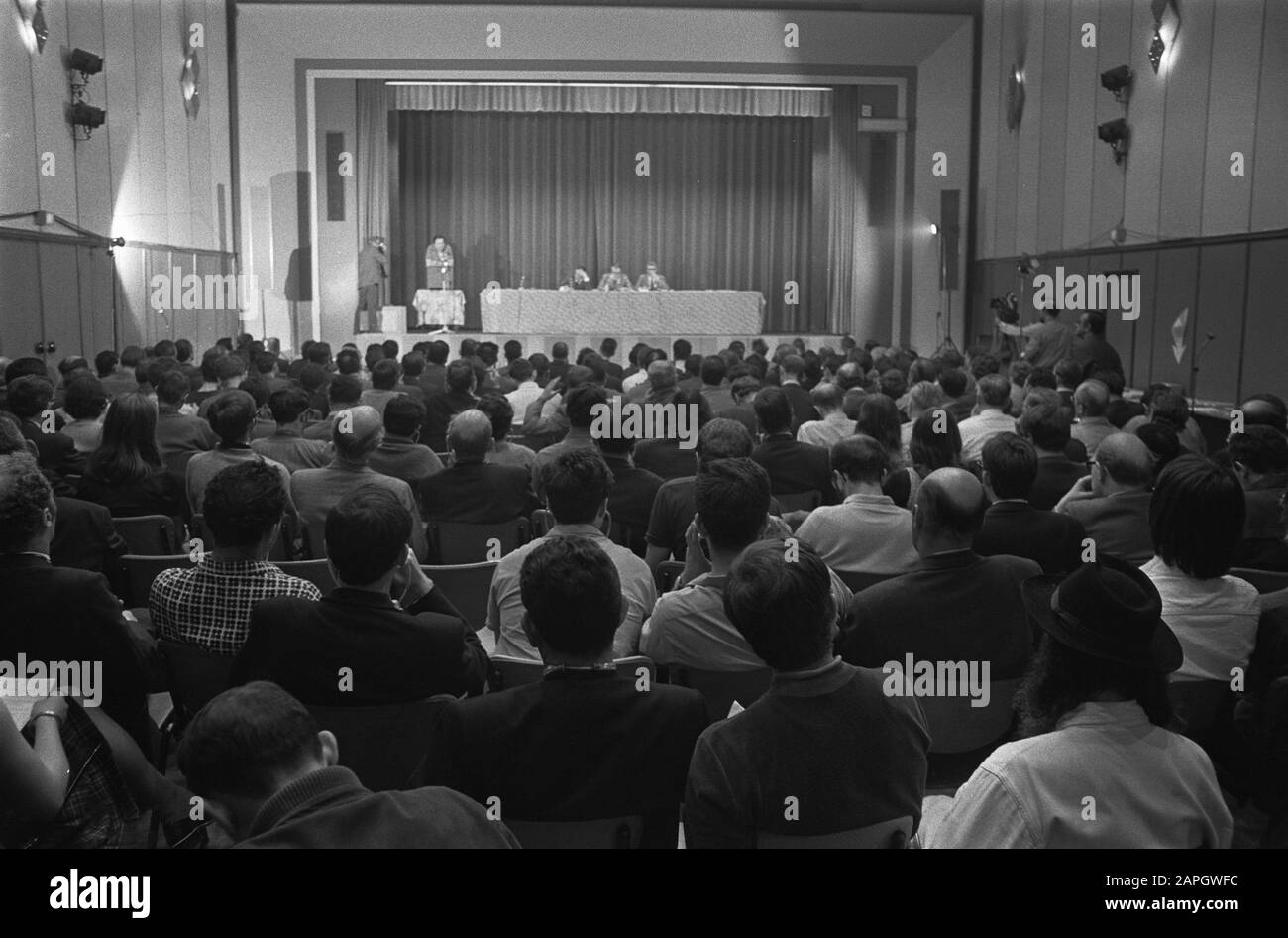 Congresso Chiesa nella società a Mispenhuis, Amster di gruppi internazionali di sacerdoti e laici solidificati Data: 28 settembre 1970 luogo: Amsterdam, Noord-Holland Parole Chiave: Gruppo, PRIESTRI, congressi Nome personale: Mispenhuis Foto Stock