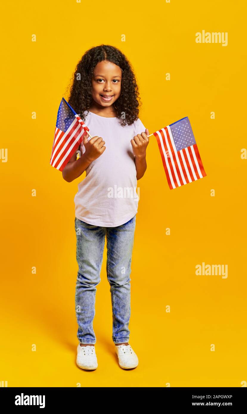 Ritratto di ragazza africana che tiene bandiere americane Foto Stock