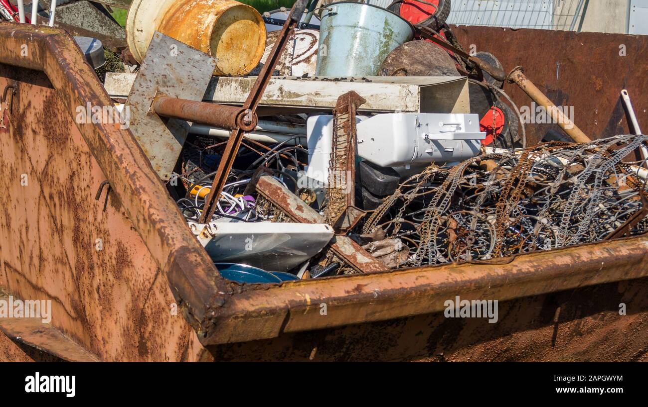 Contenitore di ferro di scarto su un luogo di costruzione Foto Stock