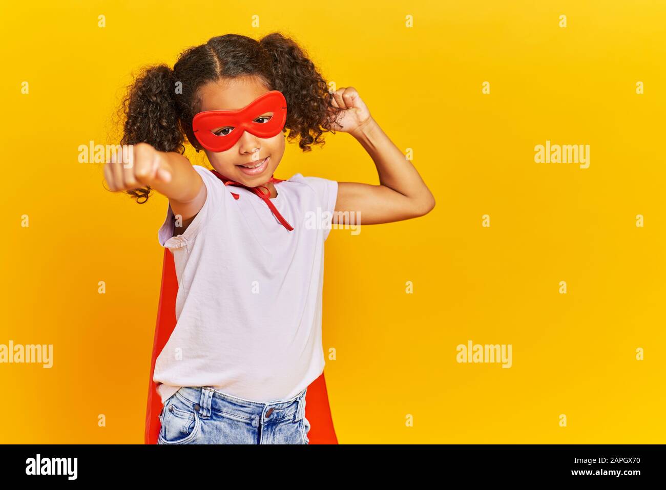 Ragazza africana che indossa un costume da supereroe Foto Stock