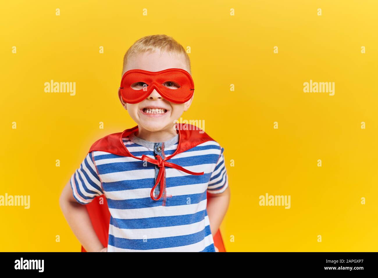 Ritratto di ragazzo in costume da supereroe in studio girato Foto Stock