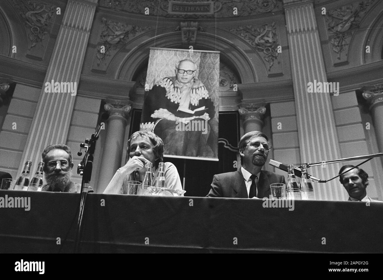 Forum Sakharovweek 40 anni di pace e sicurezza nel Concertgebouw Amsterdam (NL) del Prof. F.J.M. Feldbrugge, Mient Jan Faber (Ikk) E Chairman Bart Tromp. 20 Maggio 1985; Foto Stock