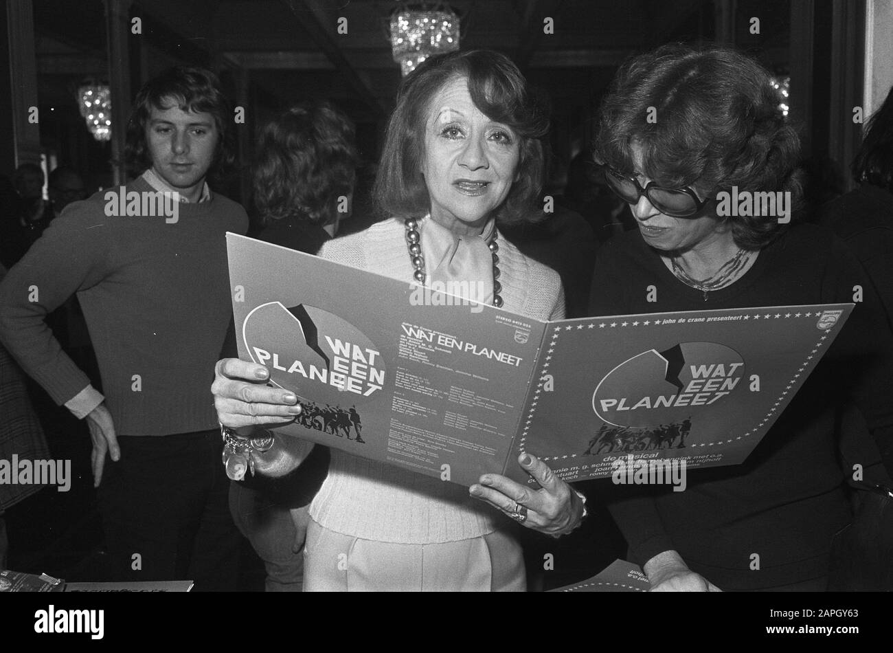 Il lancio del LP del musical What a Planet Descrizione: Conny Stuart (secondo da sinistra) e Ronny Bierman con l'LP Data: 17 dicembre 1973 Parole Chiave: Attrici, dischi gramophone, musical, cantanti Nome personale: Bierman, Ronny, Stuart, Conny Foto Stock