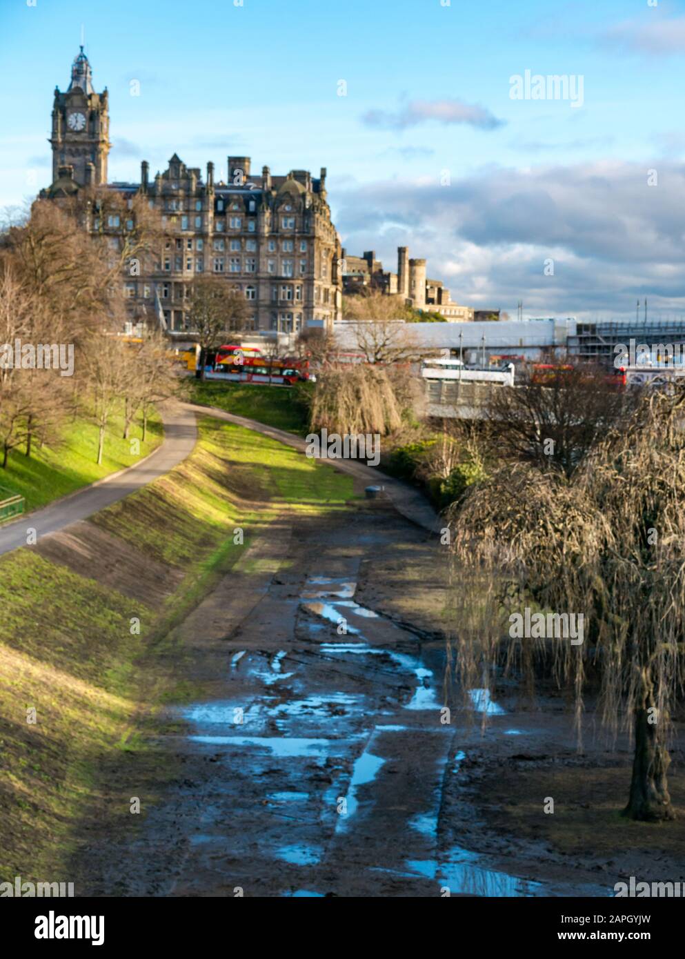 Princes Street Gardens, Edimburgo, Scozia, Regno Unito. 23rd Gen 2020. I lavori continuano a ripristinare i giardini del giardino accanto al monumento Scott dopo che è stato trasformato in un pasticcio fangoso come risultato del mercato di Natale. Ci sono state controversie tra i locali circa l'espansione degli eventi natalizi Del Ventre negli ultimi anni e l'impatto sulla città, contro il beneficio Foto Stock
