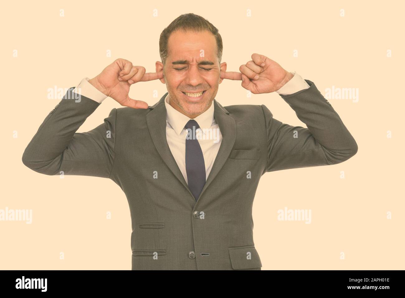 Studio scatto di bell'uomo d'affari persiano maturo in vestito isolato su sfondo bianco Foto Stock