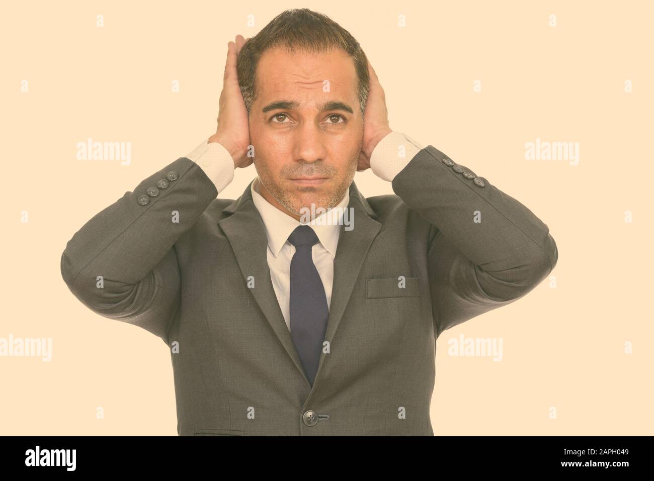 Studio scatto di bell'uomo d'affari persiano maturo in vestito isolato su sfondo bianco Foto Stock