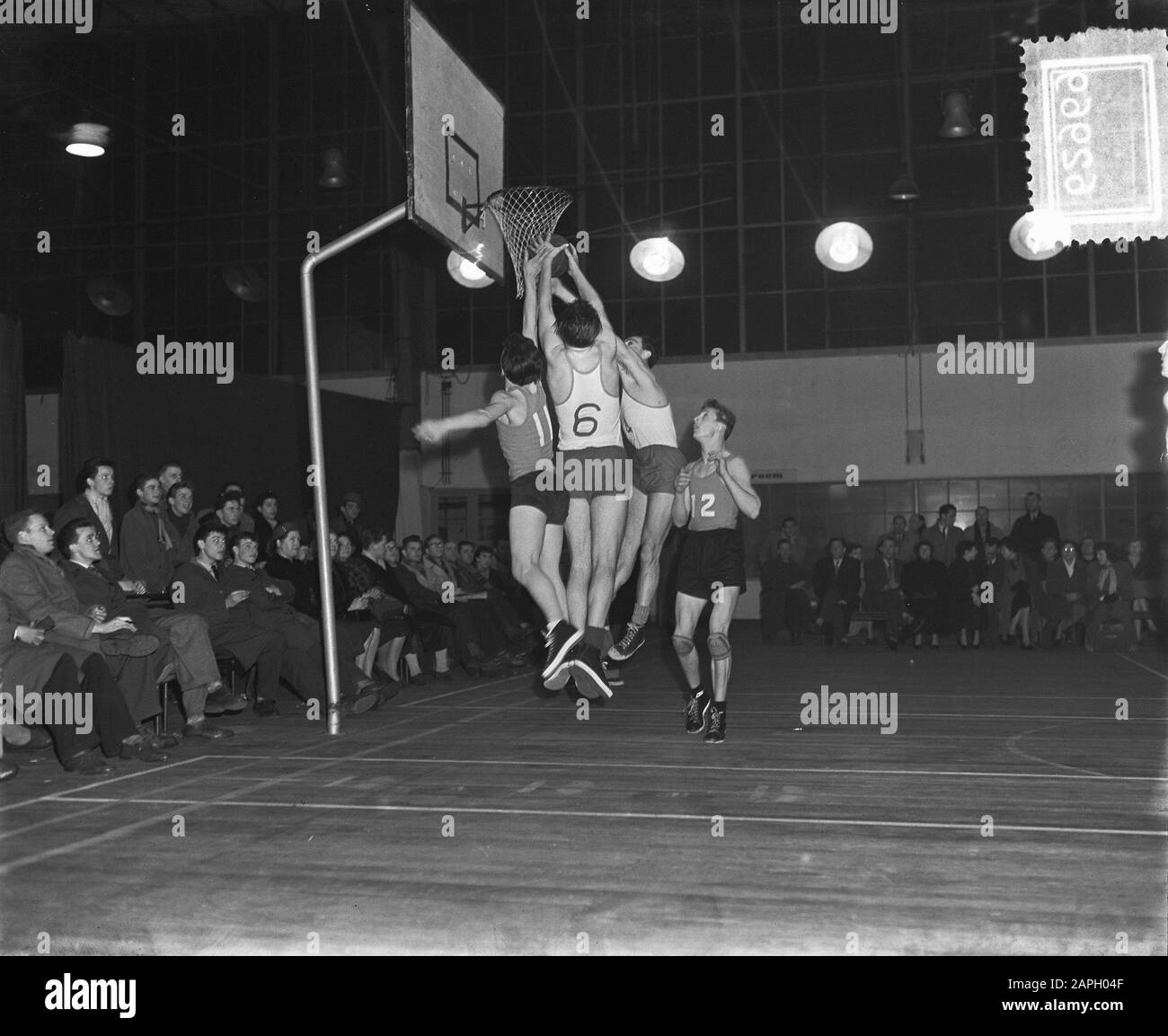 Basket D And H Amsterdam Contro Rotterdam, Game Moments Data: 13 Febbraio 1954 Luogo: Amsterdam, Rotterdam Parole Chiave: Basket Foto Stock