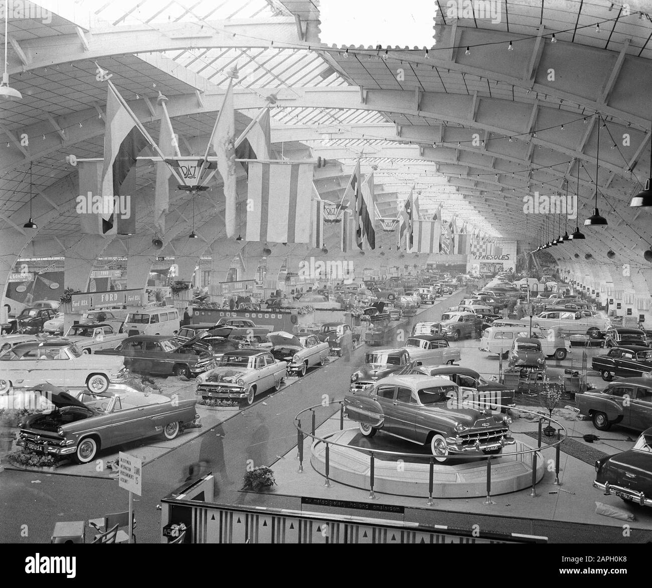 Car exhibition Rai building, Overview room Data: 24 February 1954 luogo: Amsterdam, Noord-Holland Parole Chiave: Cars, EXHIBITIONS Institution name: Rai Foto Stock