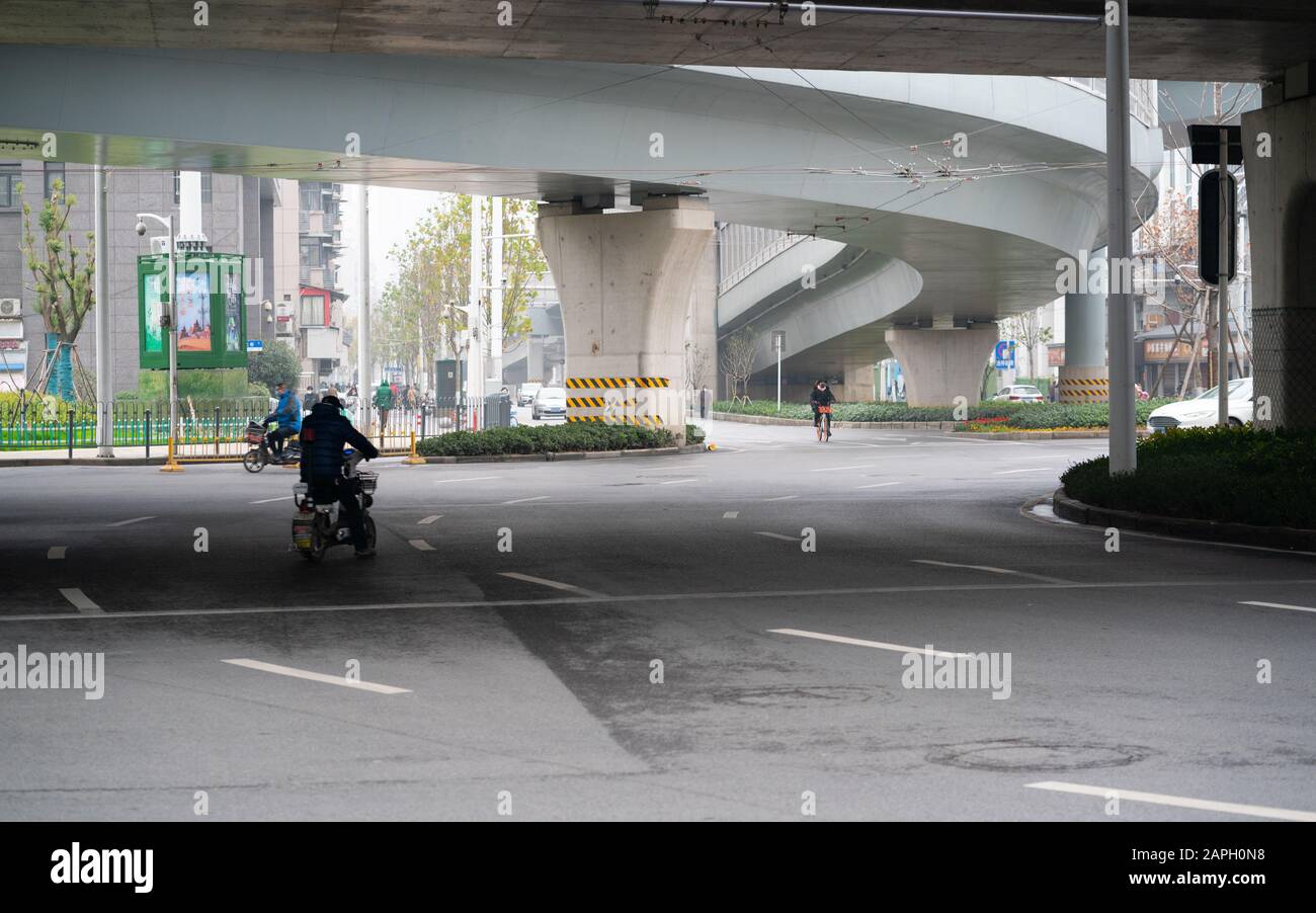Wuhan Cina , 23 gennaio 2020 : strada quasi vuota durante il primo giorno del blocco della città per prevenire l'epidemia di coronavirus in Wuhan Cina Foto Stock