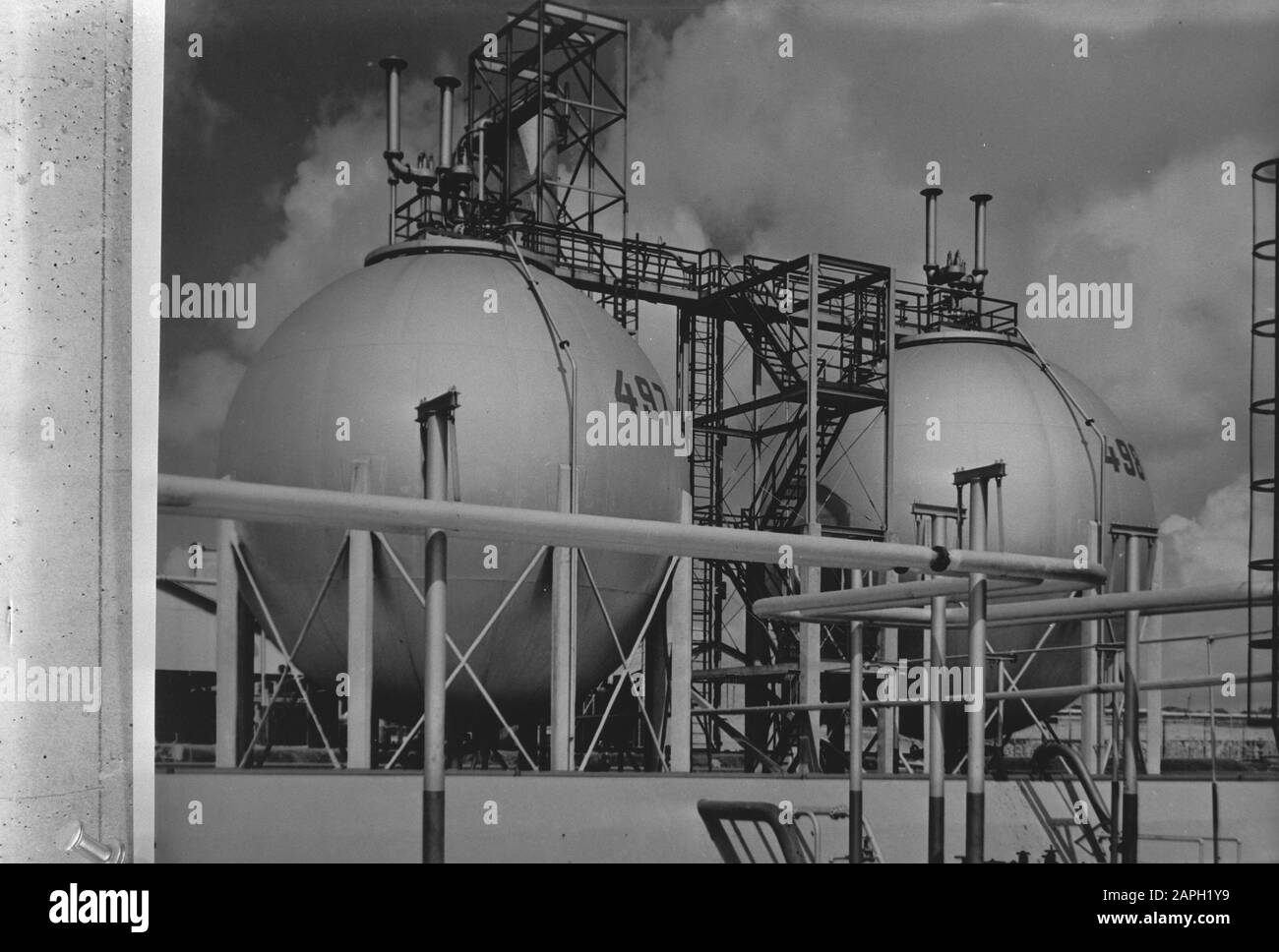 Wi [Indie Occidentali]/Anfo London Series Descrizione: Curacao. Carri armati di stoccaggio di forma strana del Cpim (affiliato della Royal Dutch Shell) su Curacao [carri armati Di stoccaggio di forma Strana del CPIM] Annotazione: Repronegative Data: {1940-1945} Località: Curacao, Curacao Parole Chiave: Raffinerie, seconda guerra mondiale Nome istituzione: CPIM Foto Stock