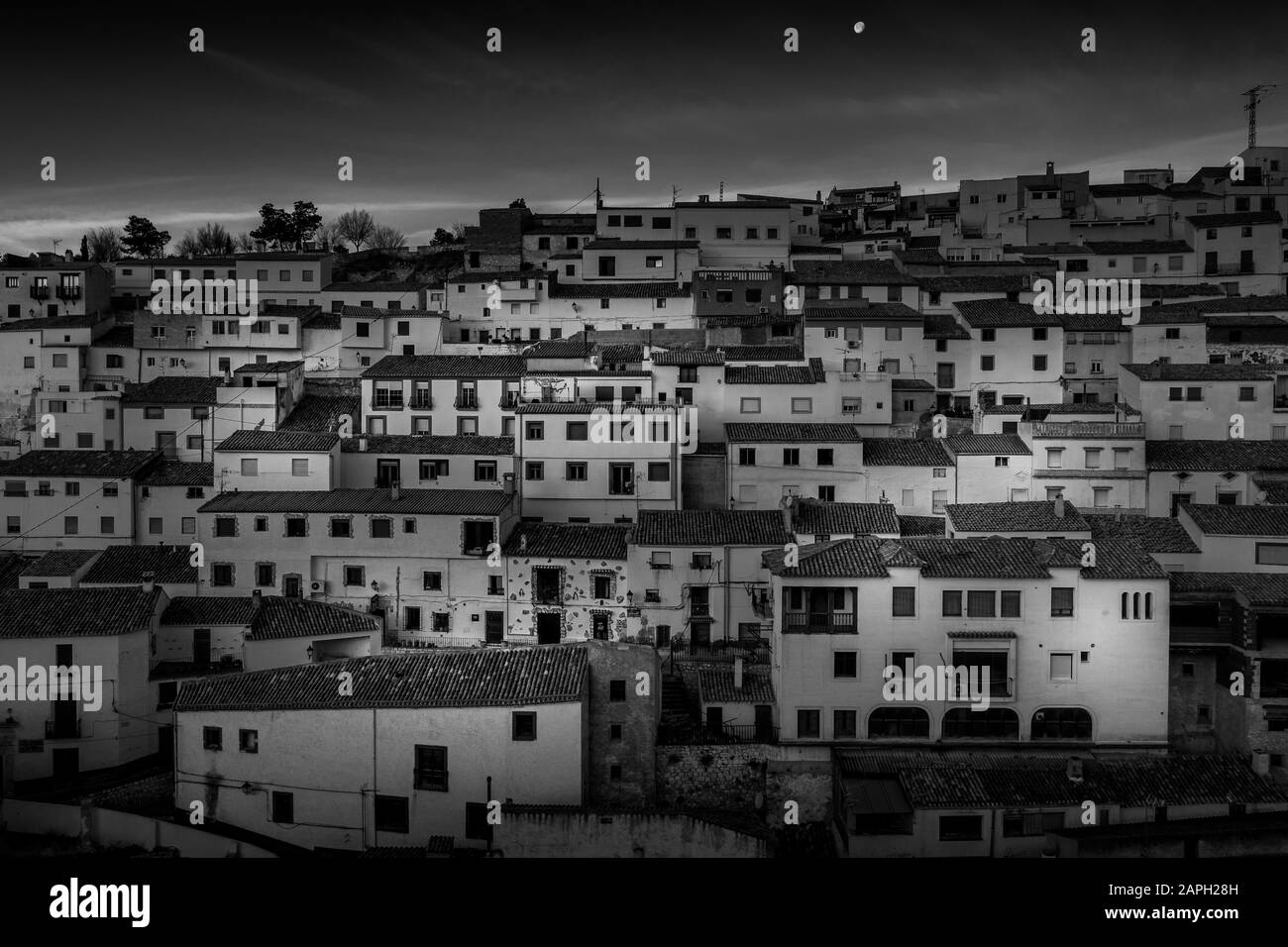 Case colorate con finestre quadrate e tetti tradizionali in Alcala del Jucar Spagna Foto Stock