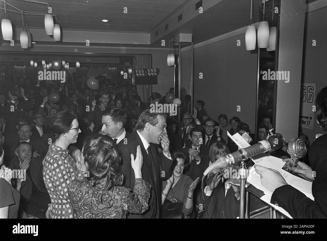 D66 in Krasnapolsky, Van Mierlo in mezzo Data: 15 febbraio 1967 Località: Amsterdam, Noord-Holland Parole Chiave: Incontri, politici, Personname politico: Mierlo, H.A.F.M.O. di Foto Stock