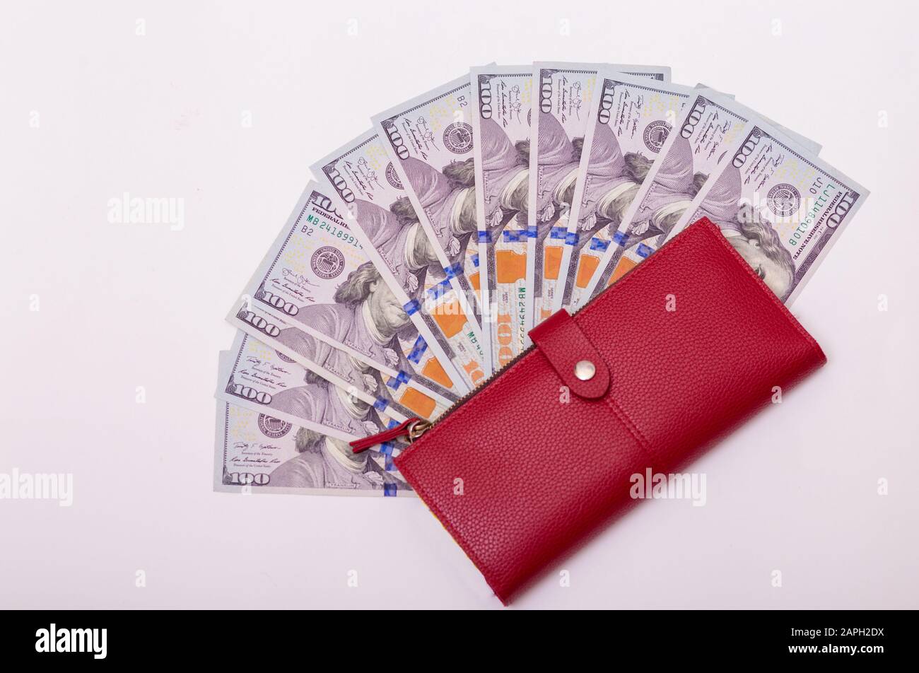 Curency americana del centinaio del dollaro, banconote nel portafoglio rosso. Ricchezza, risparmio di denaro, abbondanza. Spazio per il testo su sfondo bianco. Foto Stock