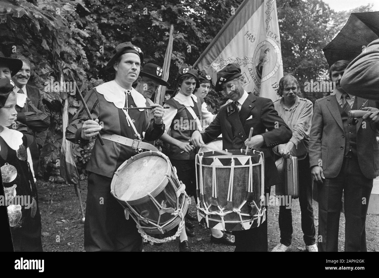 Premier Van Agt nominato cittadino onorario del suo luogo di nascita Geldrop Descrizione: In seguito Van Agt ha giocato sul Trom di Guild di St. Joris van de Six Hamlets Data: 30 Agosto 1980 posizione: Geldrop, Noord-Brabant Parole Chiave: Cittadini onorari, ministri-presidenti Nome personale: AGT, Dries van Foto Stock