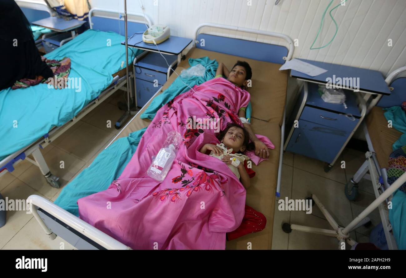 Odeidah. 23rd Gen 2020. I pazienti affetti da febbre dengue ricevono cure mediche presso un ospedale di Hodeidah, Yemen, il 22 gennaio 2020. Credito: Xinhua/Alamy Live News Foto Stock