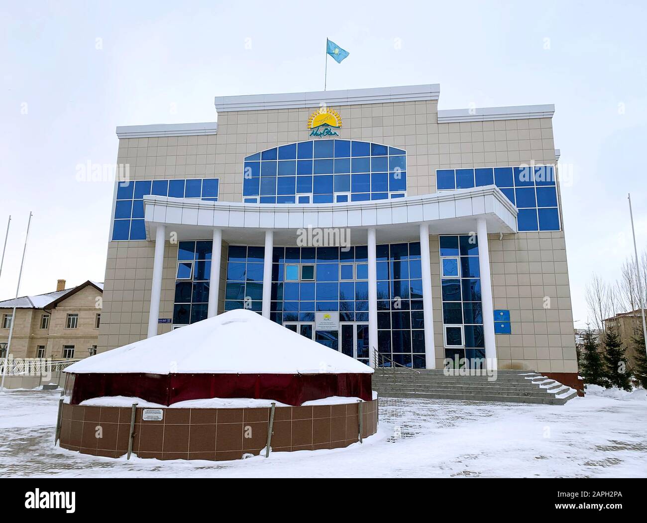 Kokshetau/Kazakhstan - 23 gennaio 2020: Vista della costruzione del partito politico di Nur Otan a Kokshetau, Kazakhstan in inverno. Edificio Nur Otan. Foto Stock