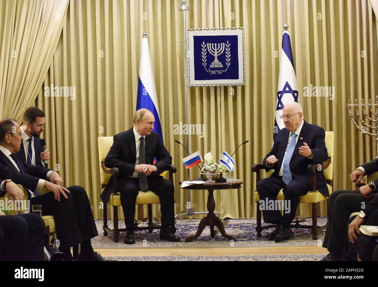 Gerusalemme, Israele. 23rd Gen 2020. (L)il presidente russo Vladimir Putin e( R) il presidente israeliano Reuven Rivlin fa dichiarazioni nella residenza presidenziale di Gerusalemme, prima del quinto Forum mondiale sull'olocausto, giovedì 23 gennaio 2020. I leader mondiali si sono riuniti a Gerusalemme per commemorare l'Olocausto e il 75° anniversario della liberazione del campo di concentramento di Auschwitz Birkenau. Foto di Debbie Hill/UPI Credit: UPI/Alamy Live News Foto Stock