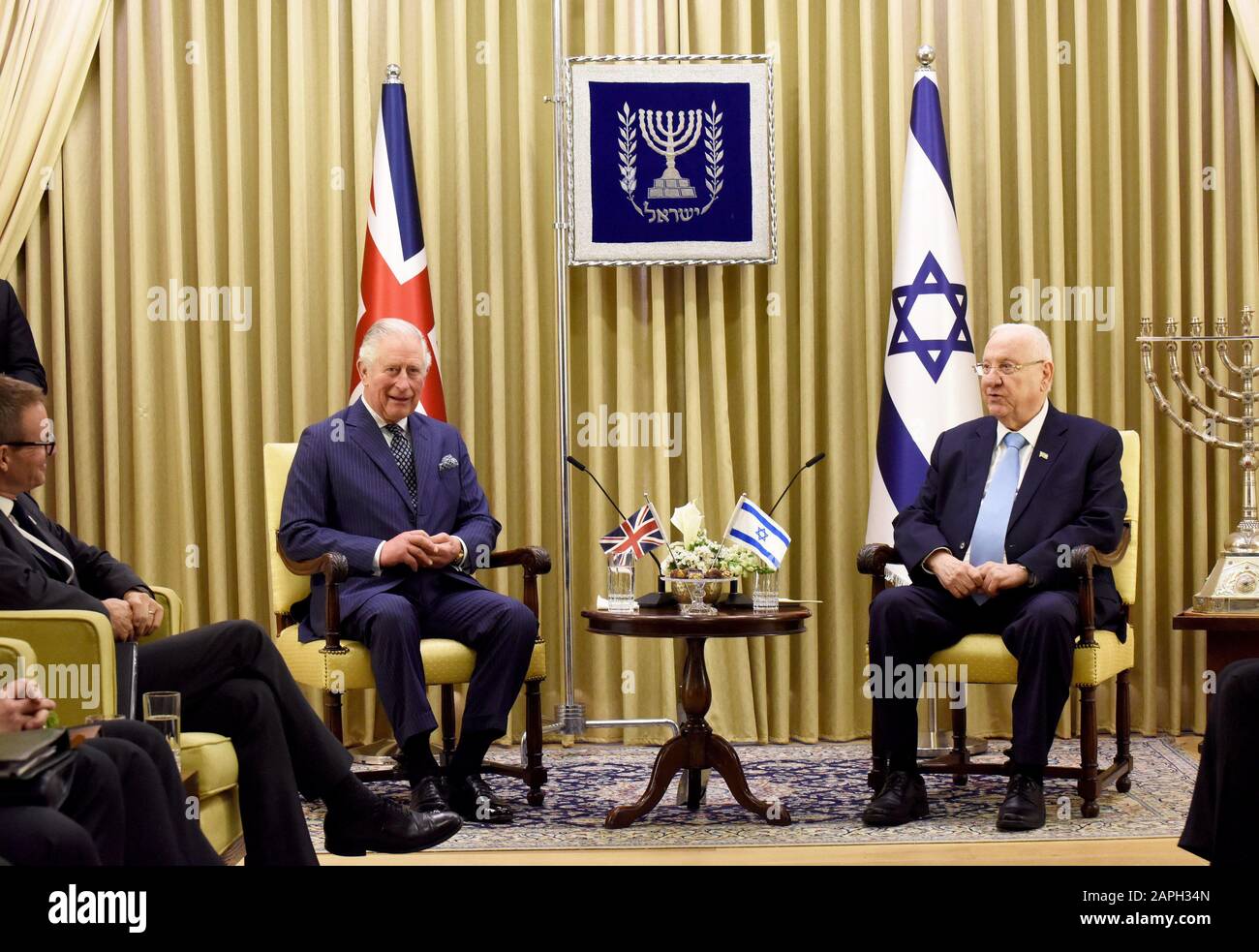 Gerusalemme, Israele. 23rd Gen 2020. L) altezza reale della Gran Bretagna il principe Carlo e il presidente israeliano Reuven Rivlin fanno dichiarazioni nella residenza presidenziale di Gerusalemme, prima del quinto Forum mondiale sull'olocausto, giovedì 23 gennaio 2020. I leader mondiali si sono riuniti a Gerusalemme per commemorare l'Olocausto e il 75° anniversario della liberazione del campo di concentramento di Auschwitz Birkenau. Foto di Debbie Hill/UPI Credit: UPI/Alamy Live News Foto Stock