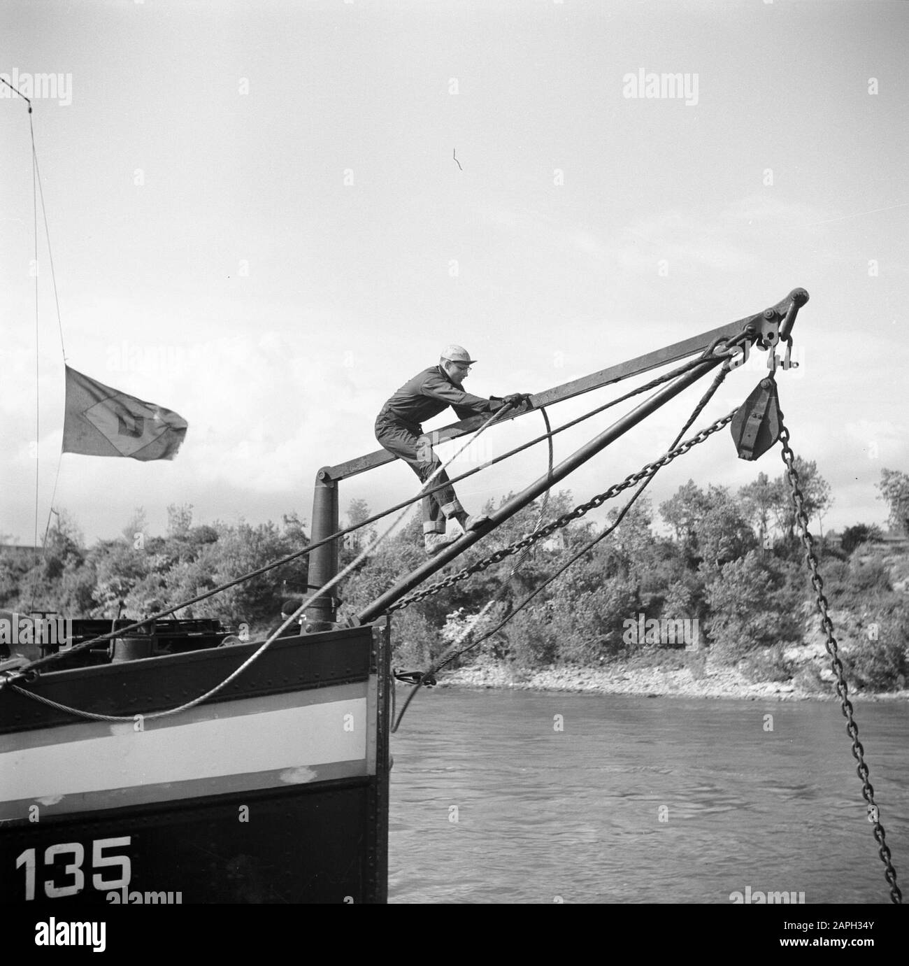 Navigazione sul Reno, rapporto sulla vita e lavoro a bordo di una nave del Reno Descrizione: Damco 135 è attaccato al rimorchiatore attraverso la barra di ancoraggio Data: 1 aprile 1955 Parole Chiave: Chiatte, cavi, fiumi, skipper Foto Stock