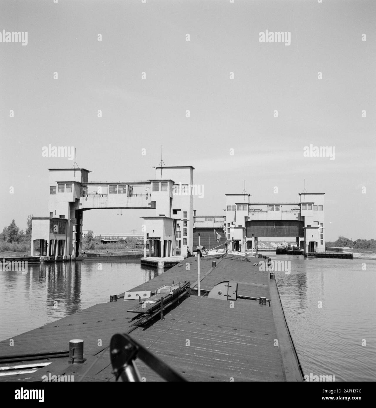 Navigazione sul Reno, rapporto dalla nave a motore Damco 230: Francia Descrizione: Damco 230 alla serratura nel Canal Grande d'Alsace vicino Kembs Data: 1 Aprile 1955 Ubicazione: Francia, Kembs Parole Chiave: Vie navigabili interne, canali, serrature Foto Stock