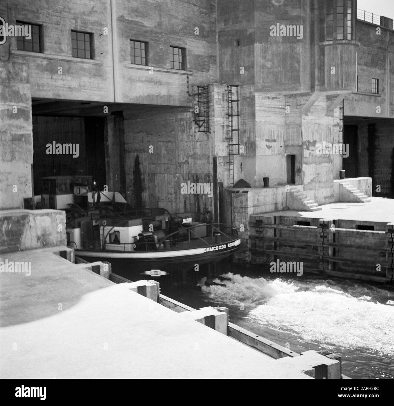 Navigazione sul Reno, rapporto dalla nave a motore Damco 230: Francia Descrizione: Damco 230 all'ingresso della serratura nel Canal Grande d'Alsace vicino Ottmarsheim Data: 1 aprile 1955 Ubicazione: Francia, Ottmarsheim Parole Chiave : chiatte, canali, serrature Foto Stock