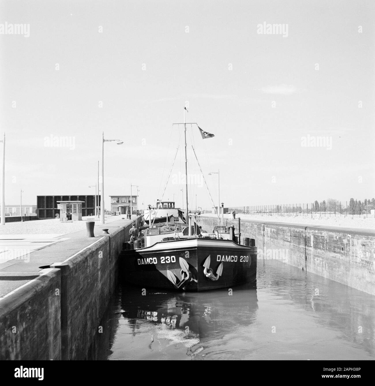 Navigazione sul Reno, rapporto dalla nave a motore Damco 230: Francia Descrizione: Damco 230 nella serratura nel Canal Grande d'Alsace vicino Ottmarsheim Data: 1 Aprile 1955 Ubicazione: Francia, Ottmarsheim Parole Chiave: Chiatte, canali, serrature Foto Stock