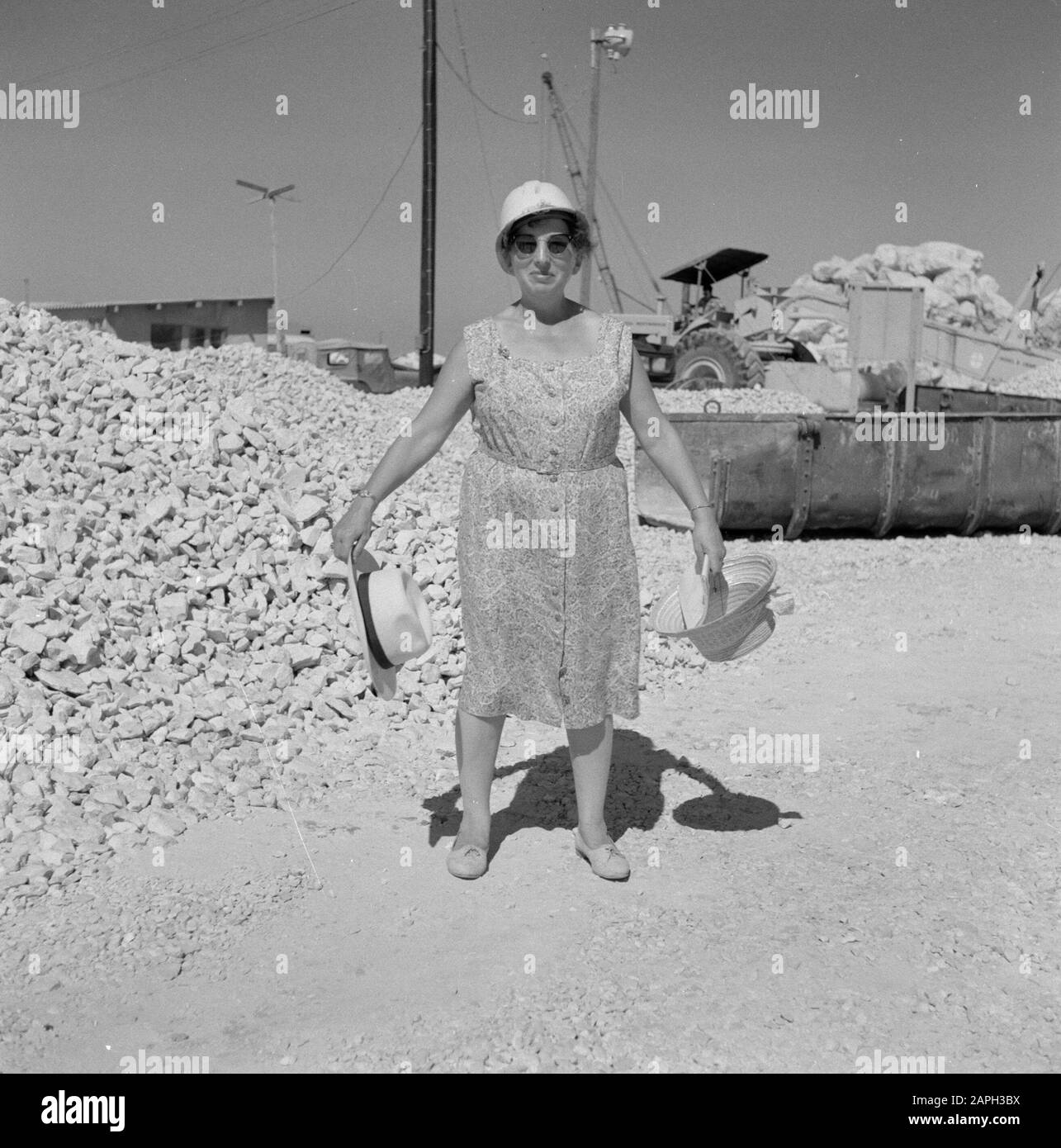 Israele Descrizione: Lady, Hilde van de poll - Eschen, su un cantiere con due cappelli in mano Data: 1 gennaio 1953 posizione: Israele Parole Chiave: Attività di costruzione, cappelli Nome personale: Van de poll - Eschen, Hilde Foto Stock