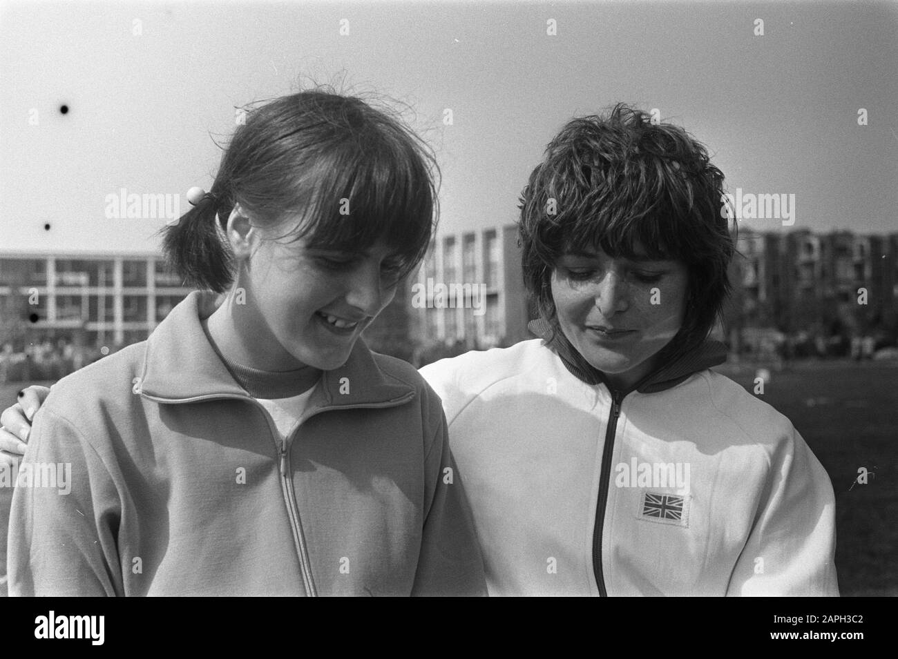 Atletica delle donne Olanda contro l'Inghilterra all'Aia; sinistra Miep van Beek, destra Sheila Cary, titoli Data: 17 maggio 1970 Località: L'Aia, Gran Bretagna Parole Chiave: ALETICS Nome personale: Beek, Miep van Foto Stock