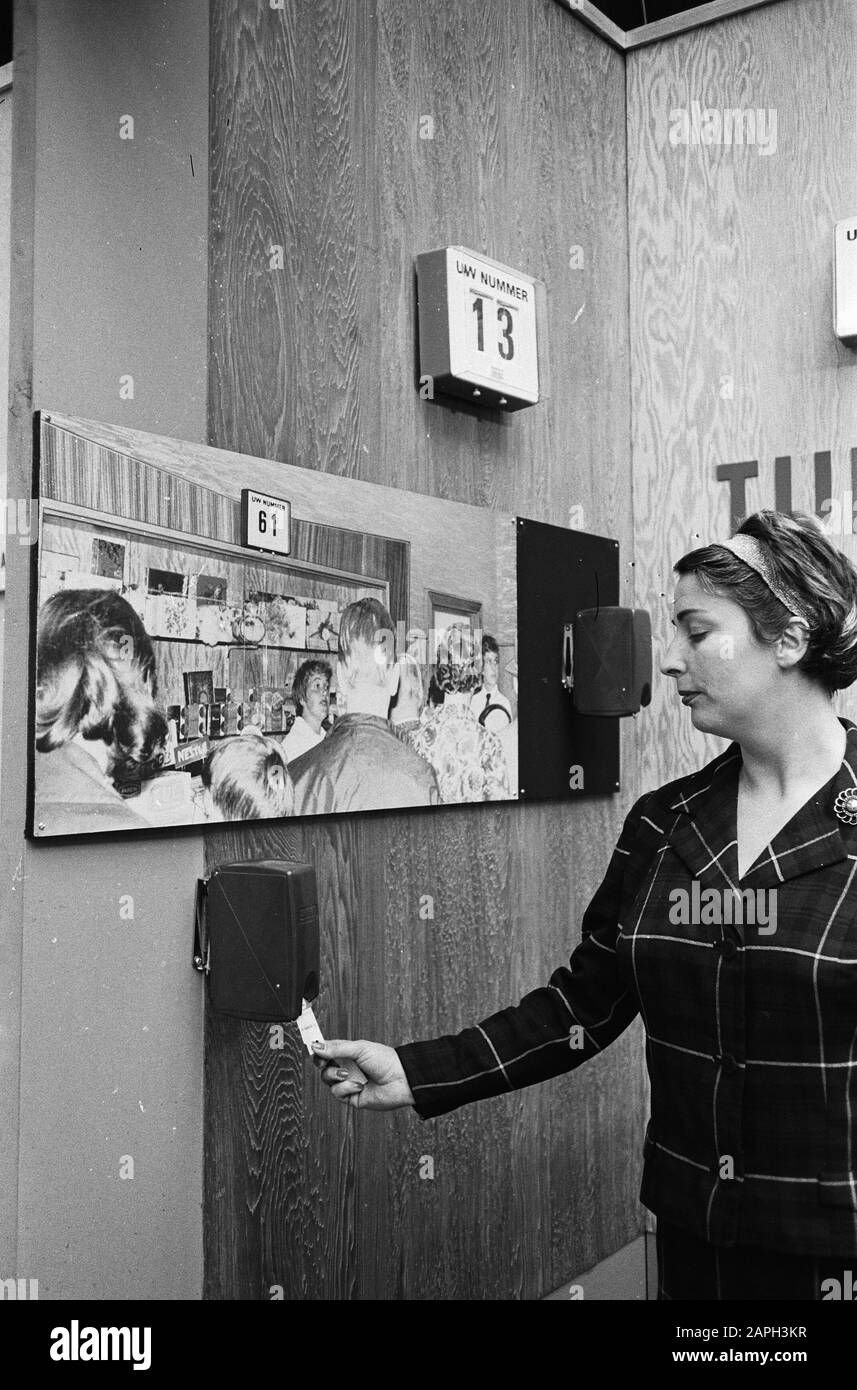 La fiera femminile si è aperta a Housrenthallen. The Turn O Matic Serial Number Signal System Date: September 24, 1963 Keywords: Fiere Institution Name: Wood Trushalls Foto Stock