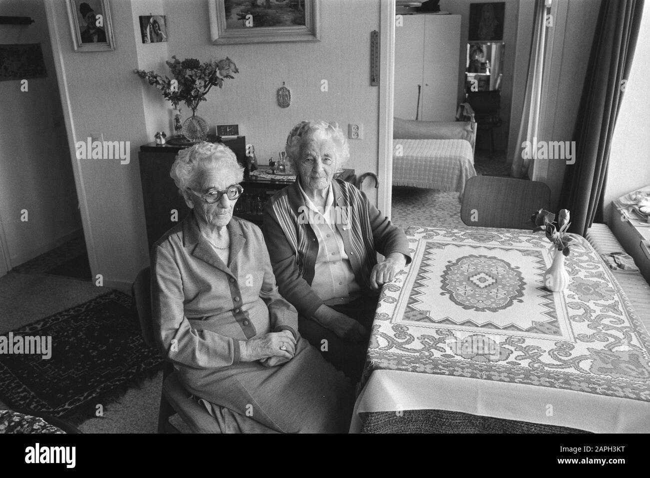 I gemelli più vecchi dei Paesi Bassi diventano 96 anni Descrizione: Ladies Veldkamp-Black and Roman-Black Data: 21 ottobre 1982 Parole Chiave: Gemelli, donne Foto Stock I gemelli più vecchi dei Paesi Bassi diventano 96 anni Descrizione: Ladies Veldkamp-Black and Roman-Black Data: 21 ottobre 1982 Parole Chiave: Gemelli, donne Foto Stock