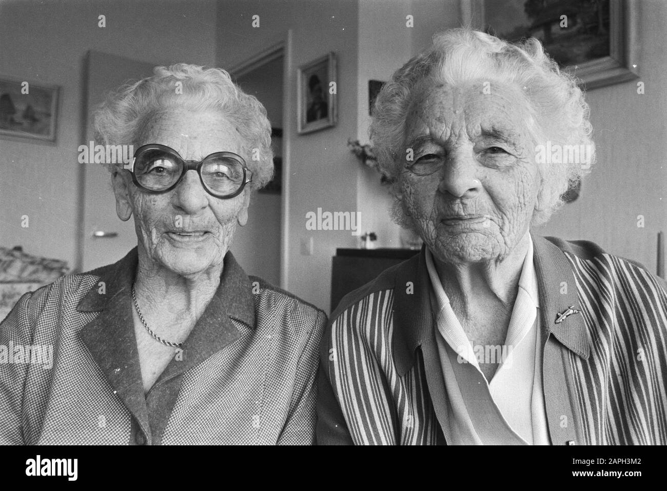 I gemelli più vecchi dei Paesi Bassi diventano 96 anni Descrizione: Ladies Veldkamp-Black and Roman-Black Data: 21 ottobre 1982 Parole Chiave: Gemelli, donne Foto Stock I gemelli più vecchi dei Paesi Bassi diventano 96 anni Descrizione: Ladies Veldkamp-Black and Roman-Black Data: 21 ottobre 1982 Parole Chiave: Gemelli, donne Foto Stock