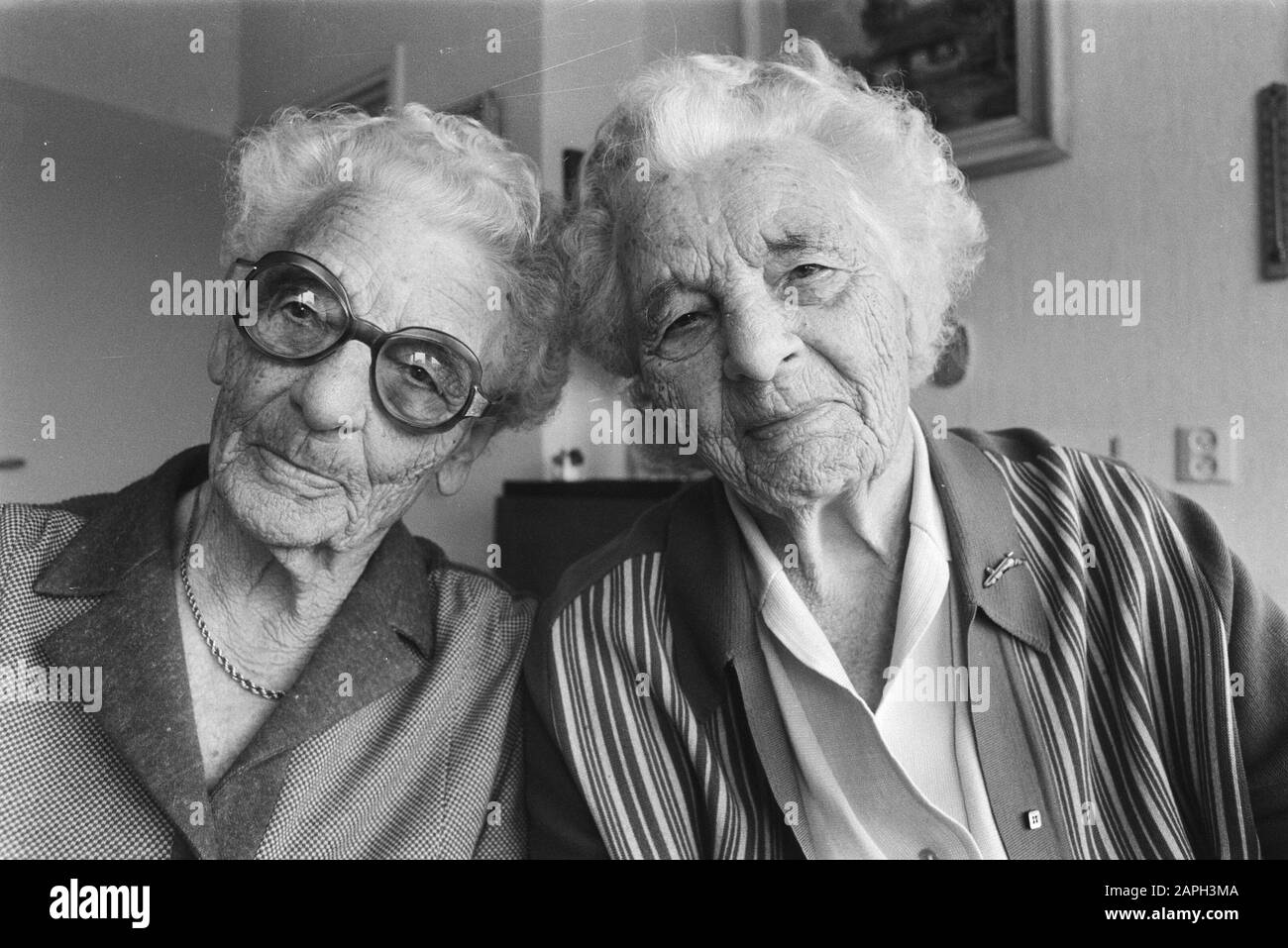 I gemelli più antichi dei Paesi Bassi saranno 96 anni Descrizione: Ladies Veldkamp-Black and Roman-Black Data: 21 ottobre 1982 Parole Chiave: Ritratti di gruppo, gemelli, donne Foto Stock I gemelli più antichi dei Paesi Bassi saranno 96 anni Descrizione: Ladies Veldkamp-Black and Roman-Black Data: 21 ottobre 1982 Parole Chiave: Ritratti di gruppo, gemelli, donne Foto Stock