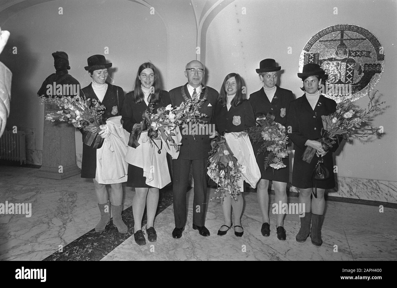 Equipaggio di pattinaggio femminile a Stadhuis Amsterdam ricevuto, Sindaco Samkalden con skaters Data: 19 Febbraio 1968 Località: Amsterdam, Noord-Holland Parole Chiave: Ricevute, equipaggi di pattinaggio, Town halls Nome personale: Samkalden, Ivo Foto Stock